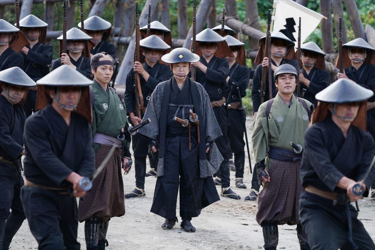 阿部サダヲは狼狽、玉木宏は勝利確信？　『十一人の賊軍』特別映像、場面写真20点＆オフショット解禁