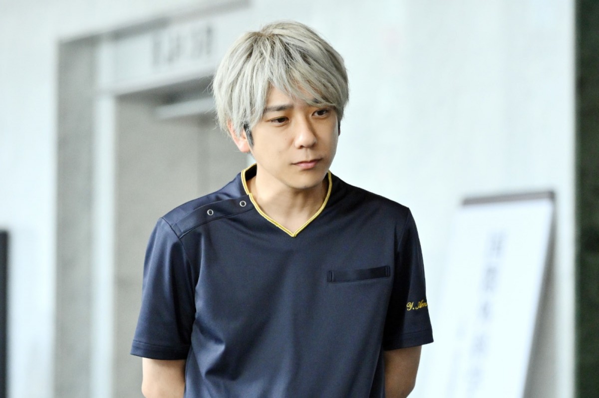 『ブラックペアン シーズン2』撮了！　“天城”二宮和也＆“世良”竹内涼真、充実の笑顔