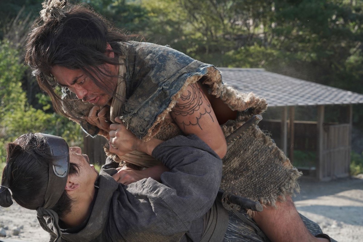 阿部サダヲは狼狽、玉木宏は勝利確信？　『十一人の賊軍』特別映像、場面写真20点＆オフショット解禁