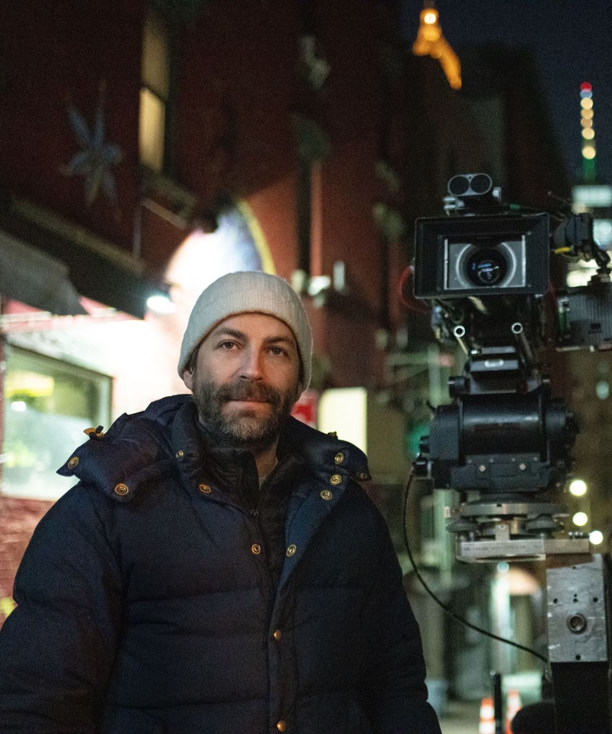 まるで映画のワンシーン？　『ウルフズ』ジョージ・クルーニー＆ブラッド・ピットがベネチア国際映画祭イベントにボートで乗り付ける