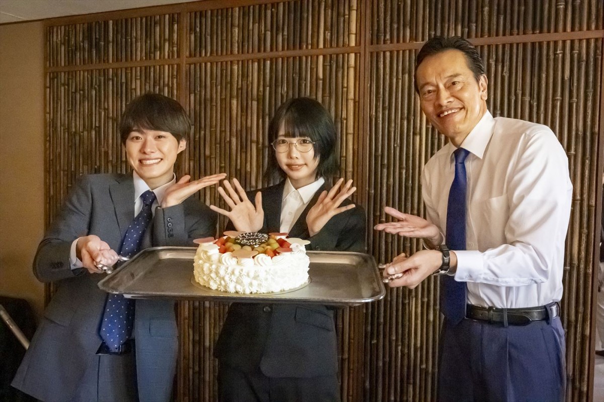 ドラマ『民王R』より(左から)なにわ男子・大橋和也、撮影初日に誕生日を迎えたあの、遠藤憲一