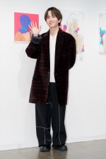 板垣李光人、個展「愛と渇きと。」取材会に登場