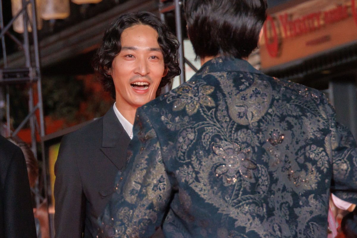 土屋太鳳、オフショルダードレスで登場　出演作公開に「胸がいっぱい」
