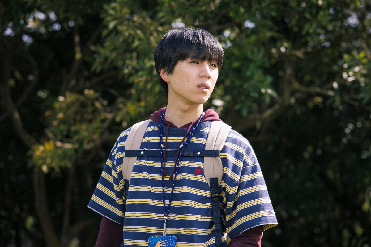 『ライオンの隠れ家』第2話　“洸人”柳楽優弥、“ライオン”佐藤大空のスマホに届いた2回目のメッセージを見る