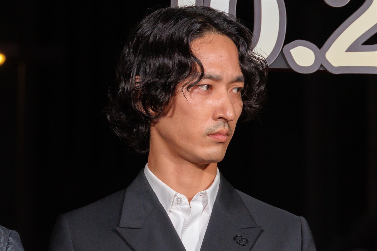 土屋太鳳、オフショルダードレスで登場　出演作公開に「胸がいっぱい」