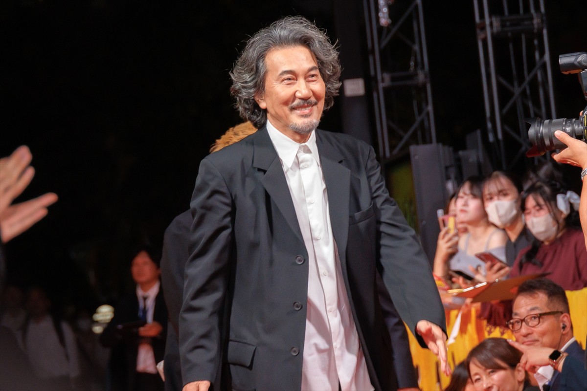 土屋太鳳、オフショルダードレスで登場　出演作公開に「胸がいっぱい」