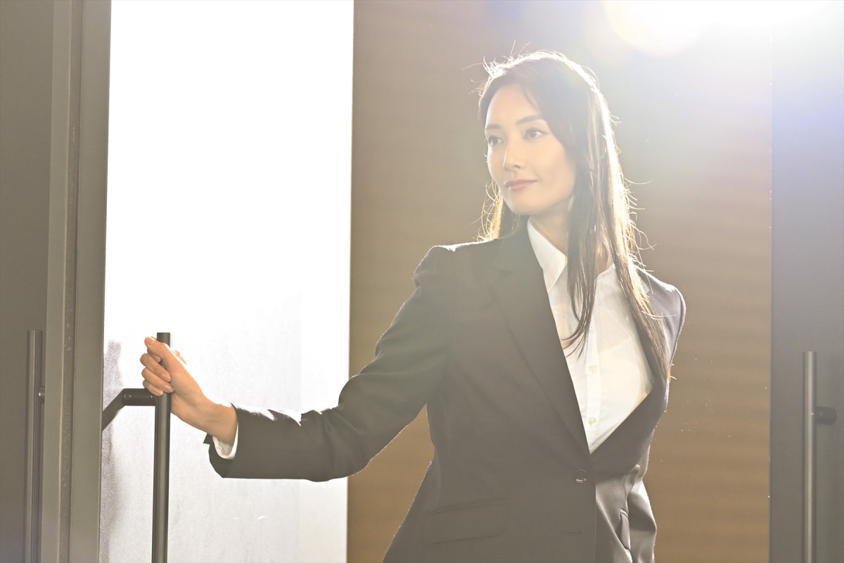 【今夜スタート！】菜々緒主演『無能の鷹』、超有能そうな見た目で衝撃的に無能な新ヒロイン爆誕！