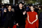 「第37回東京国際映画祭」オープニングレッドカーペットに登場した『サンセット・サンライズ』の（左から）三宅健、菅田将暉、井上真央