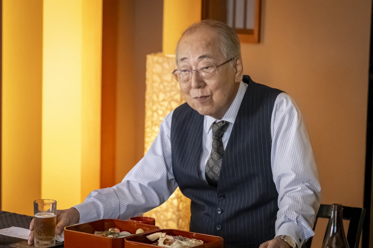 『民王R』“泰山”遠藤憲一の妻役・峯村リエが続投！　遠藤＆なにわ男子・大橋和也との仲良し3ショット到着　場面写真も初解禁