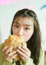 【写真】日向坂46・佐々木美玲、ハンバーガー頬張るキュートなカット「全部ペロっと食べちゃいました！」