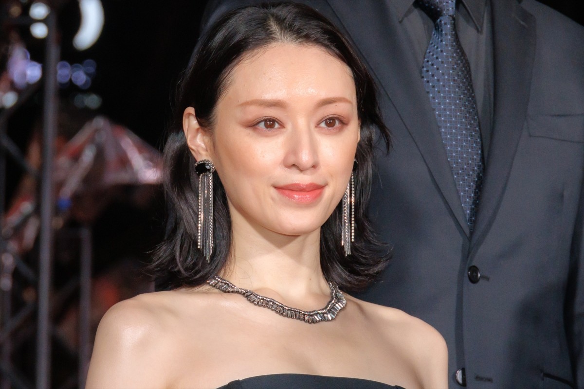 土屋太鳳、オフショルダードレスで登場　出演作公開に「胸がいっぱい」