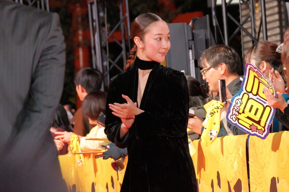 土屋太鳳、オフショルダードレスで登場　出演作公開に「胸がいっぱい」