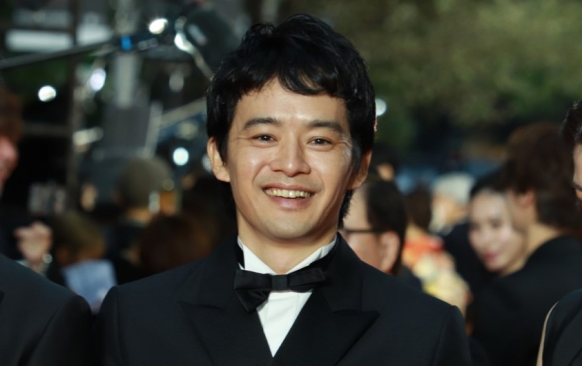 古舘寛治、レカペで仲良く自撮り！　池松壮亮らと笑顔見せる＜第37回東京国際映画祭＞
