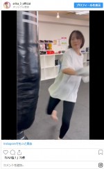 フォームが美しい山川恵里佳のミドルキック　※「山川恵里佳」インスタグラム