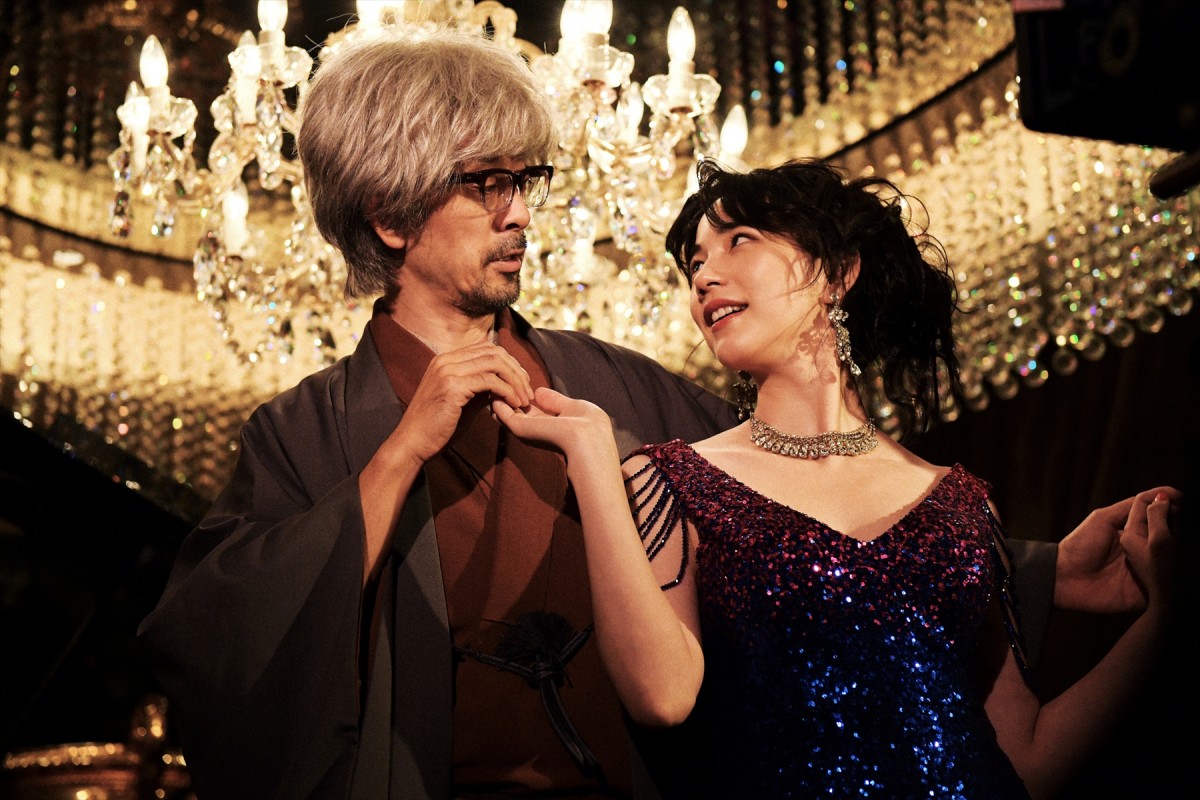 のんが滝藤賢一にヘッドロック!?　田中圭のネクタイを掴み一触即発？　『私にふさわしいホテル』場面写真解禁