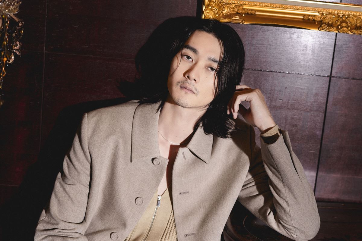 柳俊太郎、次に演じたいのは“まともな人間”!?　『他人は地獄だ』でイカれた冷徹男を熱演