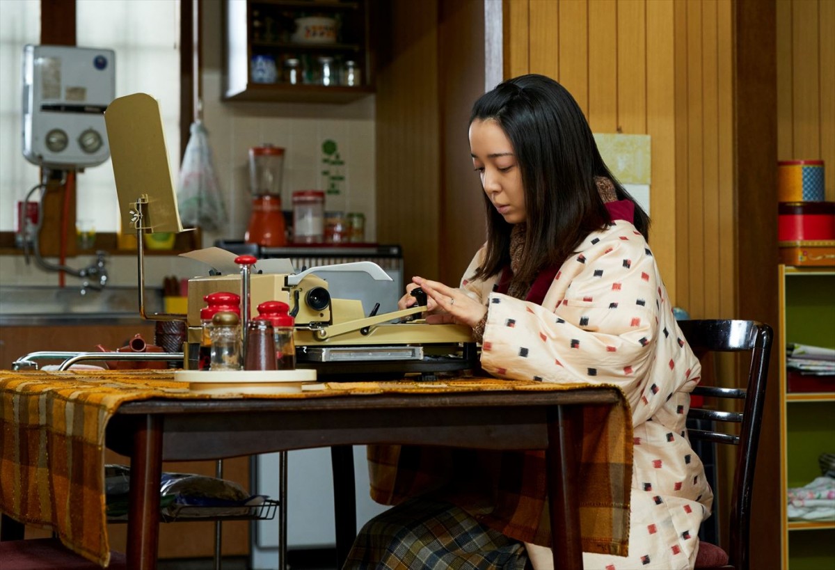 笑福亭鶴瓶＆原田知世演じる夫婦、2人の若かりし頃を演じる重岡大毅＆上白石萌音も！　『35年目のラブレター』場面写真12点解禁