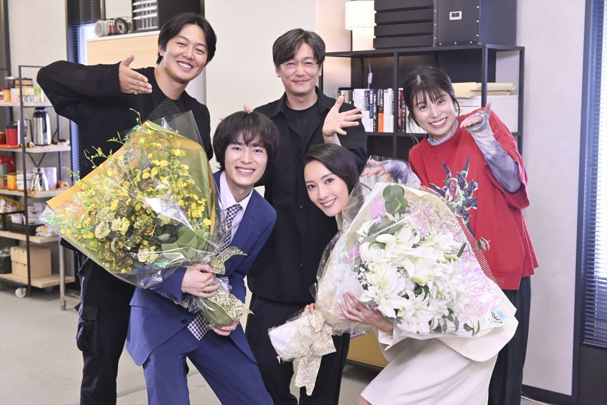 菜々緒が大号泣？　塩野瑛久も“初めて”の涙　『無能の鷹』クランクアップ！