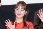 川栄李奈、映画『アングリースクワッド 公務員と7人の詐欺師』完成披露上映会に登場