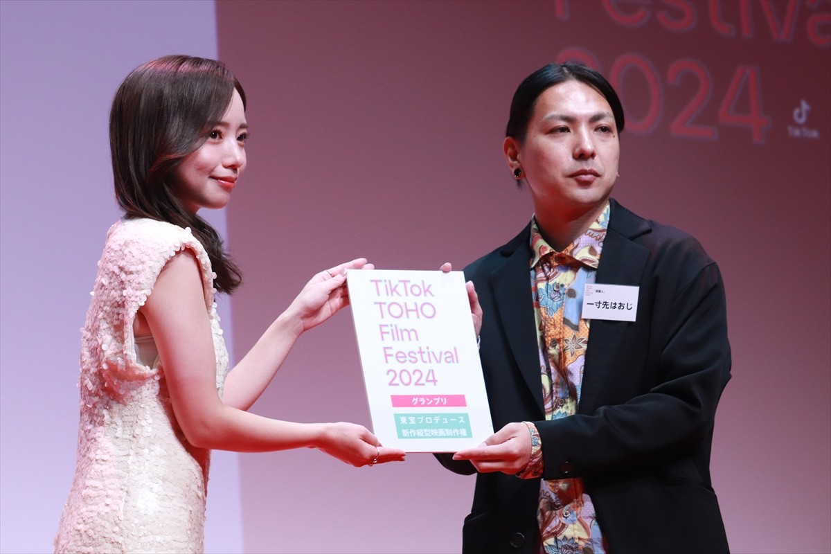 三吉彩花＆齊藤京子＆MEGUMI　華やかなルックで縦型映画祭授賞式に登場＜TikTok TOHO Film Festival＞