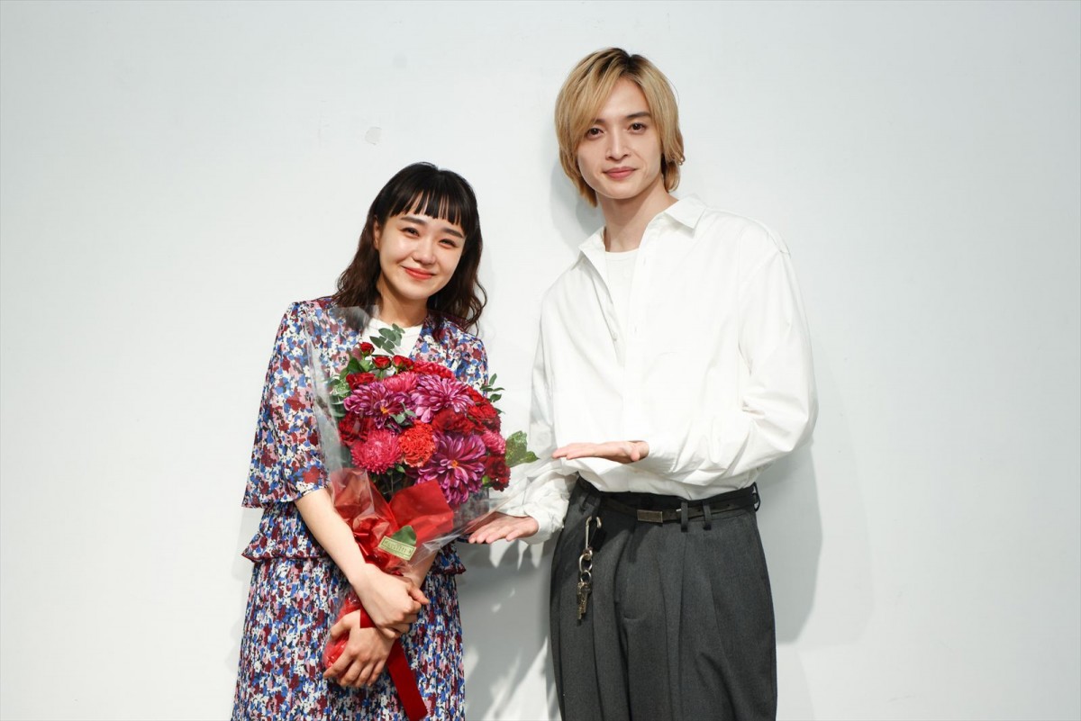 ドラマ『あのクズを殴ってやりたいんだ』クランクアップを迎えた(左から)奈緒、玉森裕太