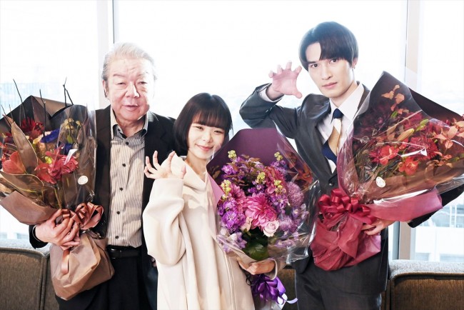 ドラマ『モンスター』のクランクアップを迎えた(左から)古田新太、趣里、SixTONES・ジェシー
