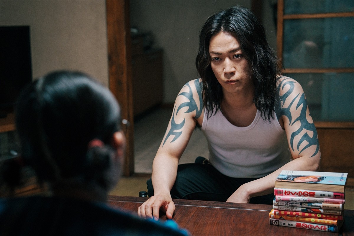 亀梨和也、圧巻の再現度！　ロン毛＆タトゥーが存在感を放つ『外道の歌』場面写真解禁