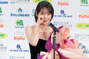 吉岡里帆、「第49回報知映画賞」表彰式に登場