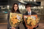 ドラマ『私たちが恋する理由』クランクアップを迎えた（左から）山崎紘菜、七五三掛龍也