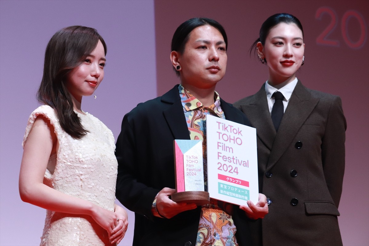 三吉彩花＆齊藤京子＆MEGUMI　華やかなルックで縦型映画祭授賞式に登場＜TikTok TOHO Film Festival＞