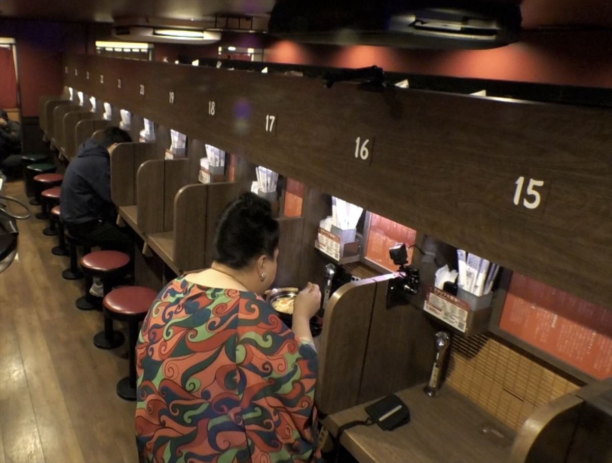 マツコが一蘭、くら寿司、ネットカフェへ！　「チーム友達」千葉雄喜と初対面　『マツコ、リアルする』今夜放送