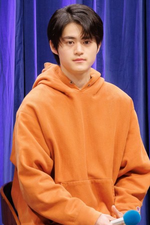 鈴鹿央士、ドラマ『闇バイト家族』記者会見に登場