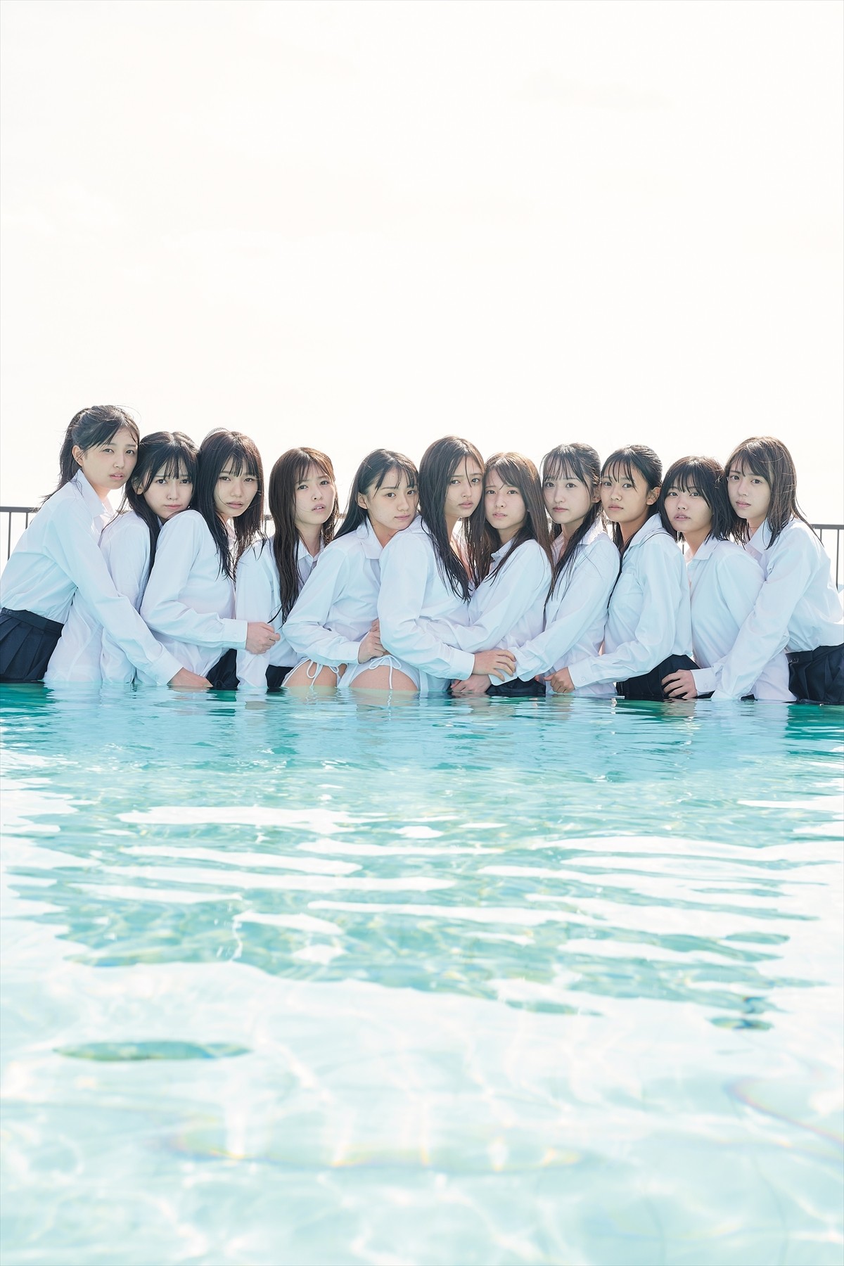 発売前重版も決定　乃木坂46 5期生写真集、⻘春感満載！裏表紙ワチャワチャビジュアル＆秋元康帯コメント解禁