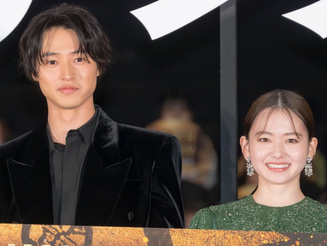 映画『ゴールデンカムイ』初日舞台あいさつに出席した(左から)山崎賢人、山田杏奈