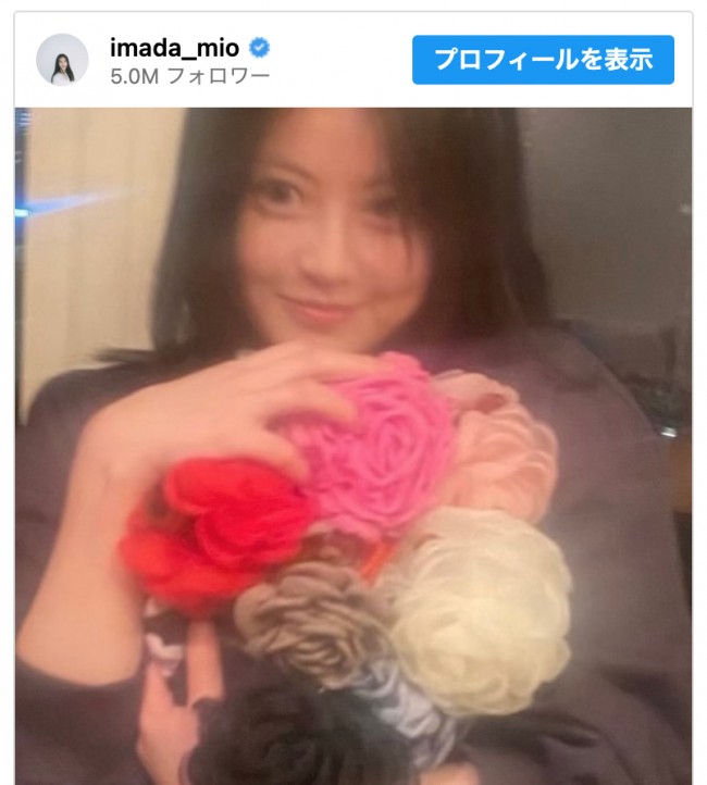 バラを抱えて笑顔を見せる今田美桜　※「今田美桜」インスタグラム