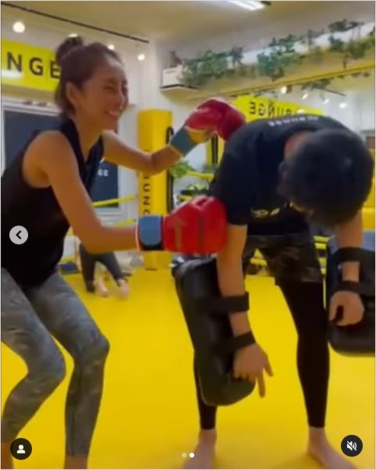 43歳・美魔女タレントのハイキックが男性の顔面にヒット「初めて人を蹴ってしまいました」