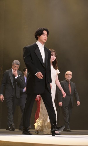 山崎賢人、映画『ゴールデンカムイ』完成披露舞台挨拶に登場