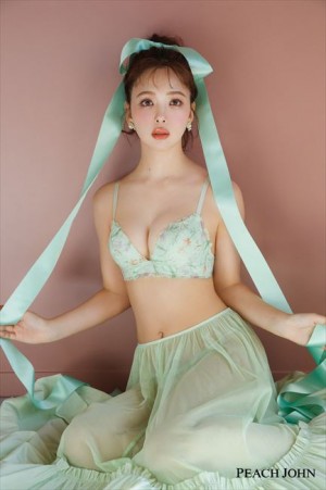 藤田ニコルが“3種のブラ”を着こなす！　まるでプリンセスのような新ビジュアルが解禁