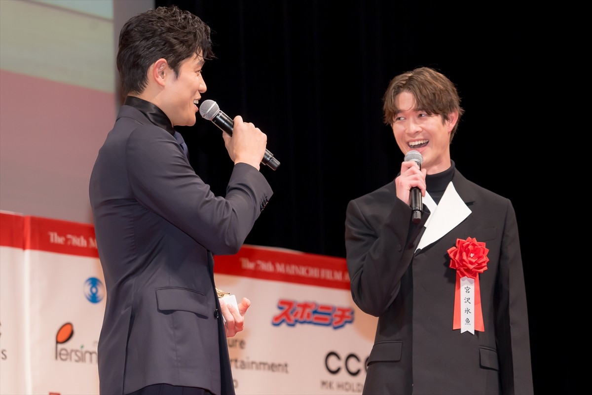 鈴木亮平＆宮沢氷魚、『エゴイスト』でそろって男優主演賞＆男優助演賞を受賞「最高です」＜毎日映画コンクール＞