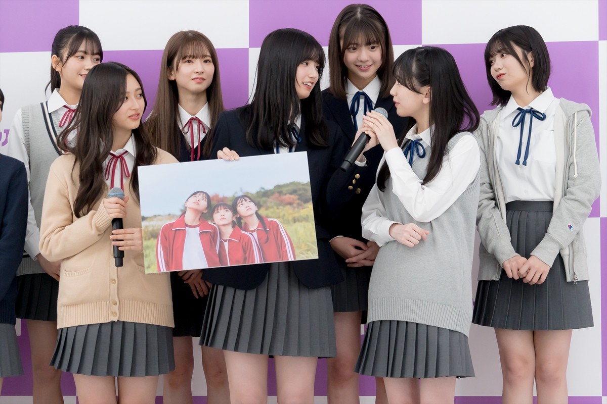 乃木坂46・5期生、齋藤飛鳥に写真集をお渡し「見てくれたらうれしいな」　それぞれのチャームポイントも告白