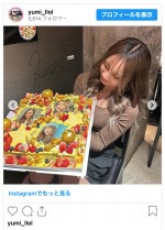 木村友美、フォトケーキ手にしニッコリ　※「木村友美」インスタグラム