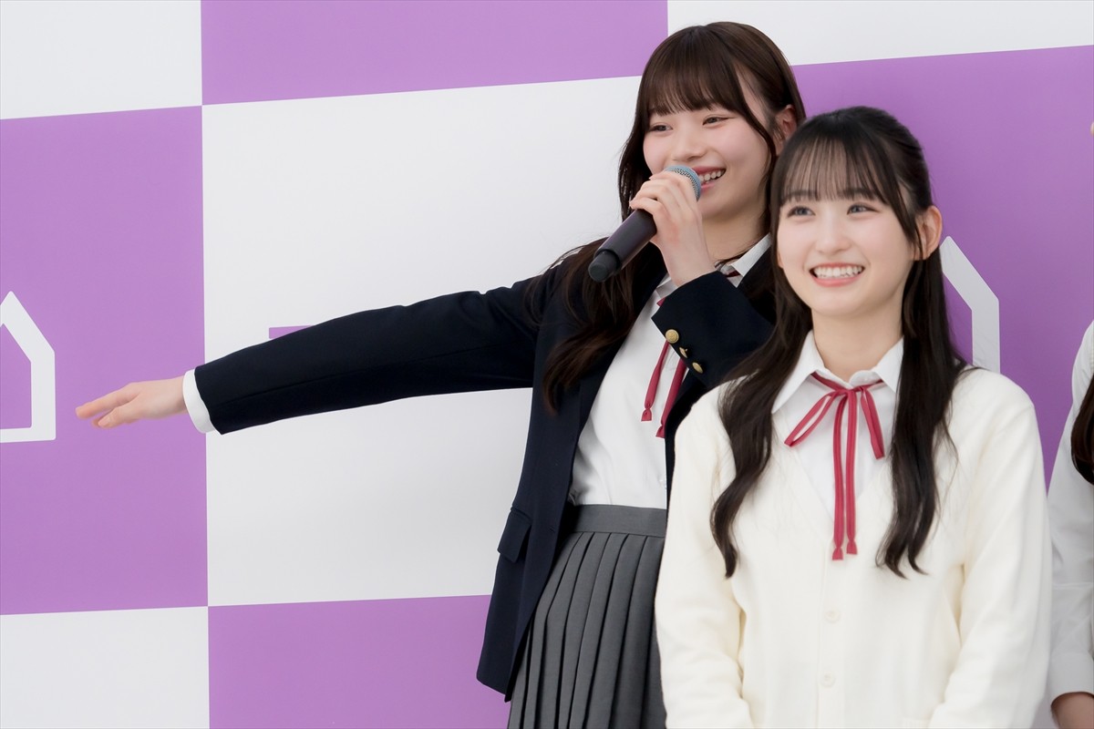 乃木坂46・5期生、齋藤飛鳥に写真集をお渡し「見てくれたらうれしいな」　それぞれのチャームポイントも告白