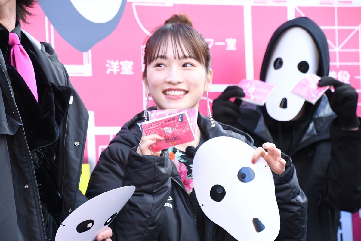 渋谷の街中に間宮祥太朗、佐藤二朗、川栄李奈がゲリラ登場で大歓声！