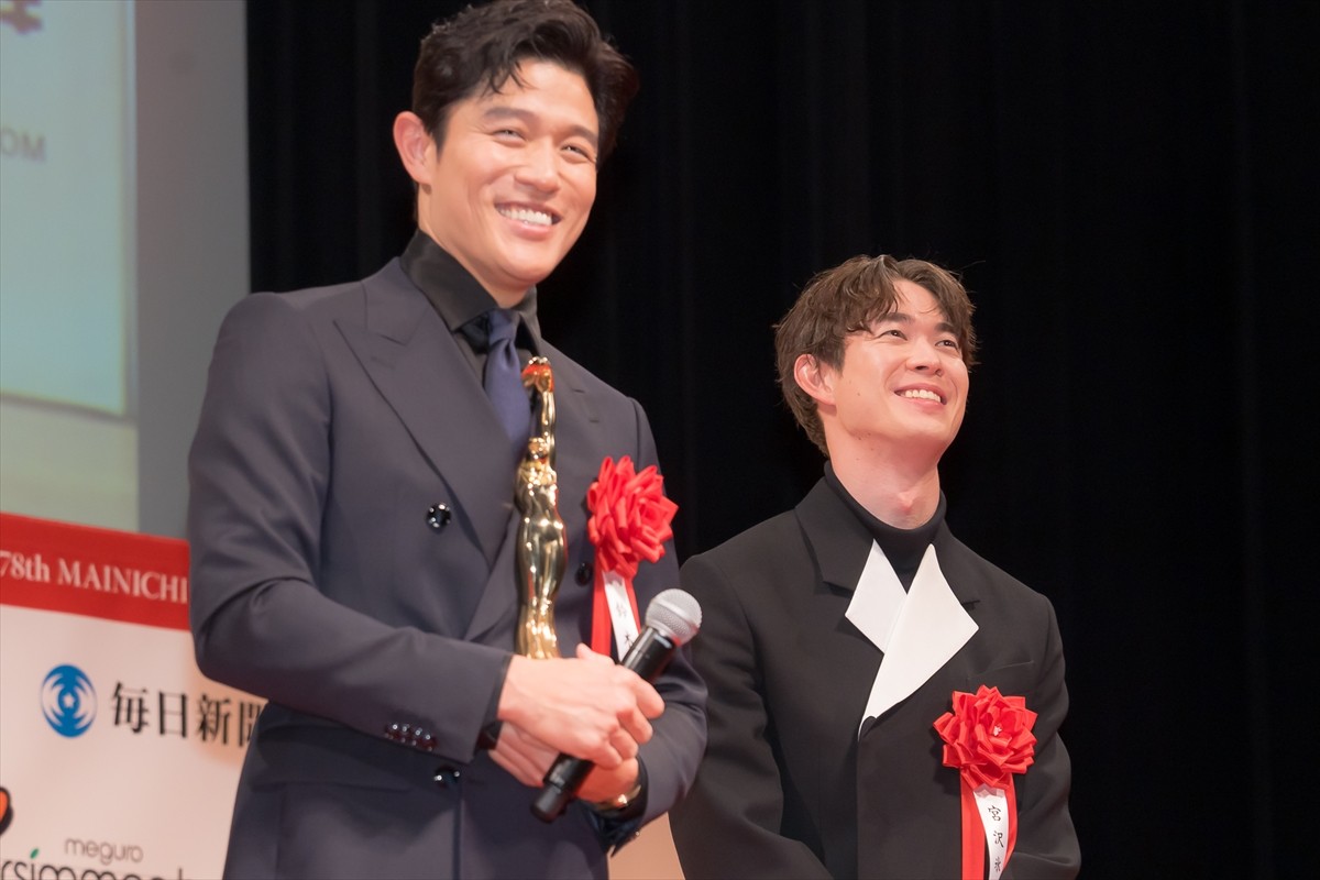 鈴木亮平＆宮沢氷魚、『エゴイスト』でそろって男優主演賞＆男優助演賞を受賞「最高です」＜毎日映画コンクール＞