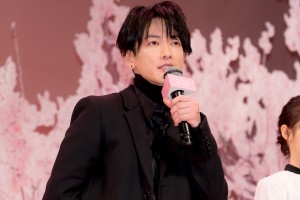 佐藤健、映画『四月になれば彼女は』完成披露試写会に登場