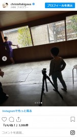 ママの撮影を見守る、滝川クリステルの4歳の長男　※「滝川クリステル」インスタグラム