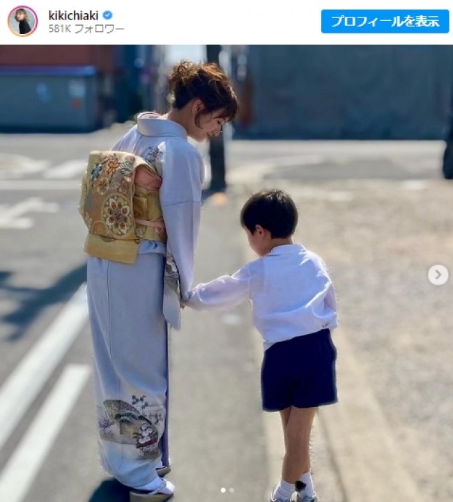 息子と手をつないで歩く伊藤千晃　※「伊藤千晃」インスタグラム