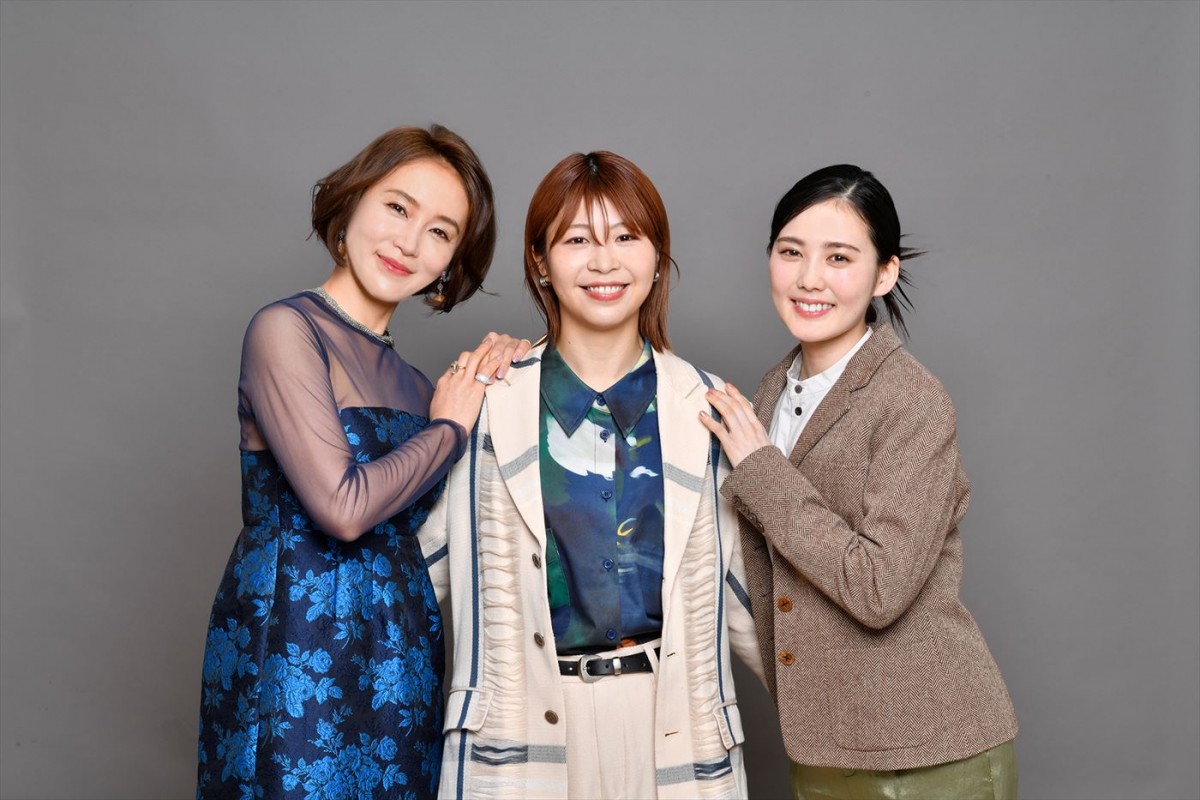 ドラマ『スナック女子にハイボールを』より(左から)主演・山口紗弥加、脚本・加納愛子、同じく主演・北香那