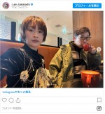 カフェでコーヒーを楽しむ（左から）高橋愛、あべこうじ ※「高橋愛」インスタグラム