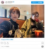 カフェでコーヒーを楽しむ（左から）高橋愛、あべこうじ ※「高橋愛」インスタグラム